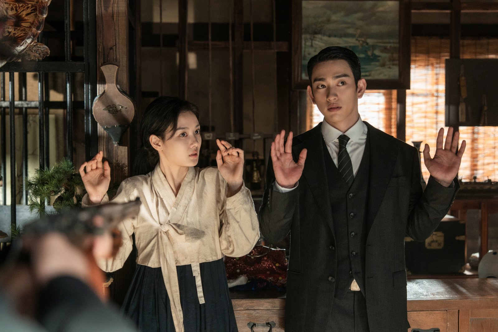 [2026.10.16(금) 아침] 크러쉬 신곡에 ‘아이유’ 지원사격…가요계 지각변동 일으킬 특급 만남