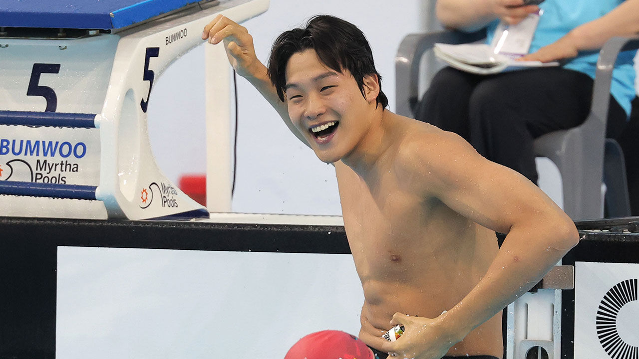 김영범, 수영 첫날 2관왕…육상 조엘진, 남자 100m 2연패